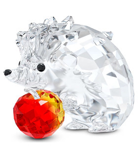 hedgehog-with-apple-swarovski-5706255_1