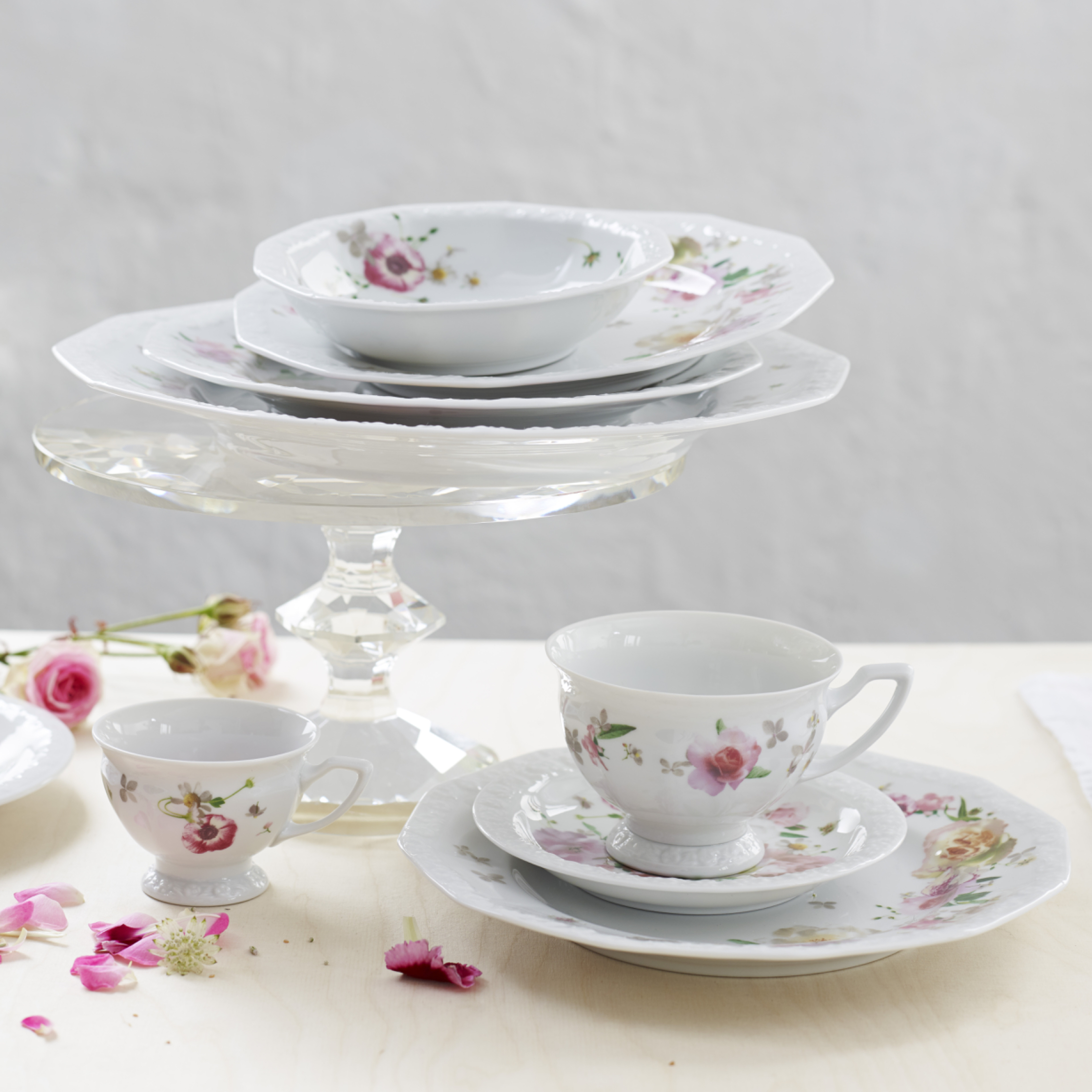 Eleganti servēts galds ar premium traukiem