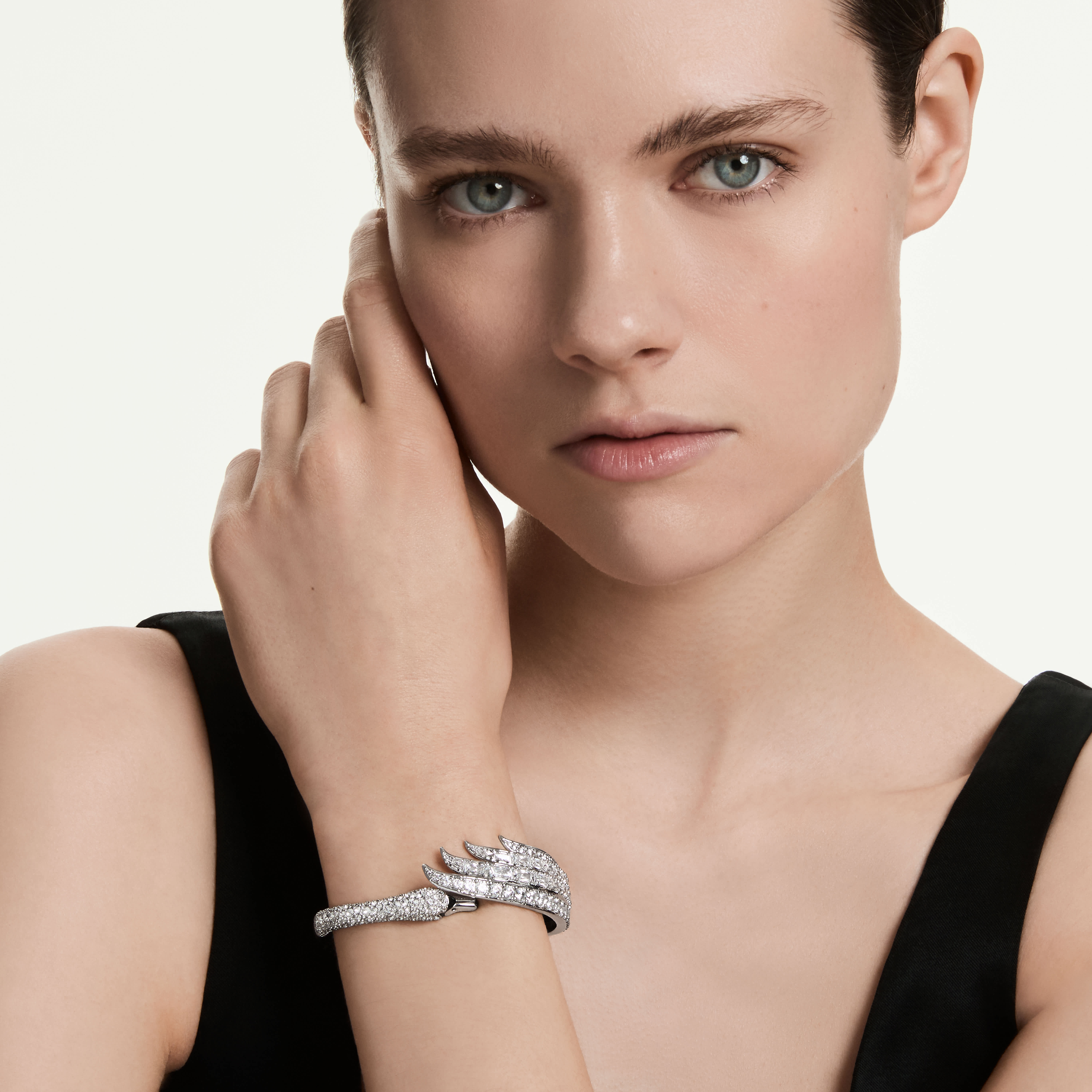 Cieta rokassprādze, Dažādu griezumu, Gulbis, Balts, Rodija pārklājums Vienna Swarovski 5