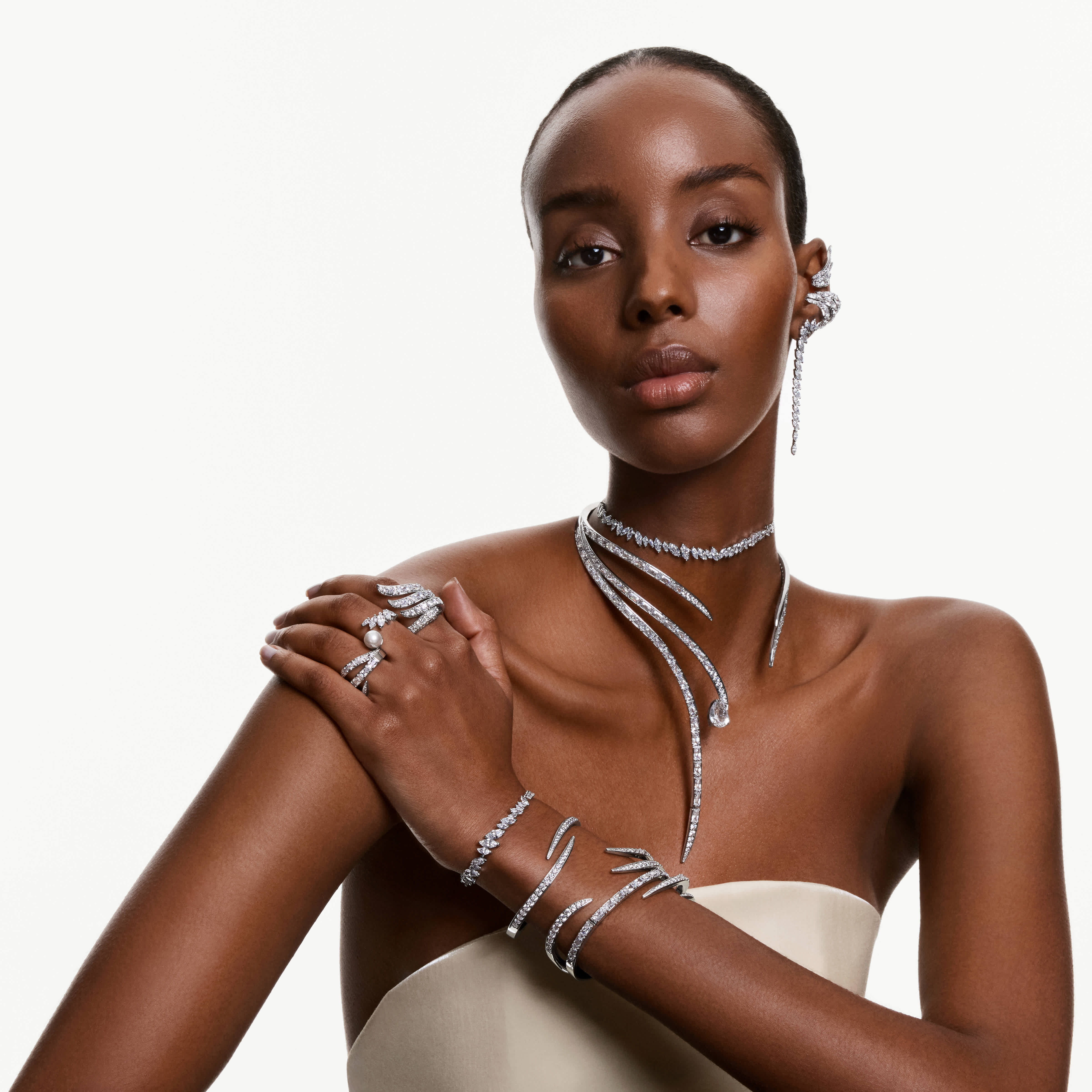 Kaklarota, Dažādu griezumu, Balti, Rodija pārklājums Vienna Swarovski 6
